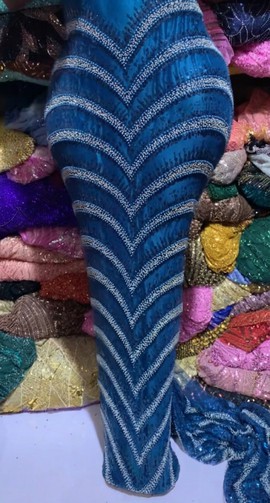 Dentelle de tulle de luxe brodée de perles et de perles tubulaires à motif chevron (5 Yards)