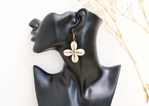 Boucles d’oreilles en coquille de cauri africaine, boucles d’oreilles Cowrie, boucles d’oreilles en coquillage de mer, boucles d’oreilles en laiton, cadeau de Noël