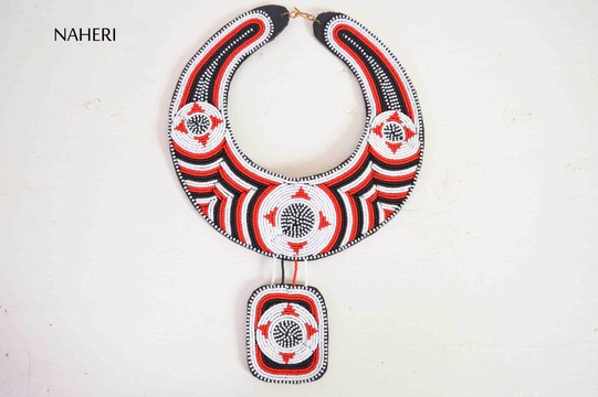 Collier plastron en perles africaines collier tribal avec pendentif