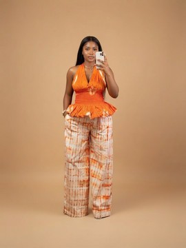 Ensemble orange vif tie-dye avec haut dos nu à basque et pantalon à jambes larges