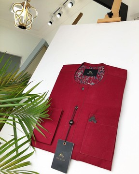 Un caftan sur mesure marron, des boutons en verre cristal noir de jais et une étiquette noire de jais assortie.
