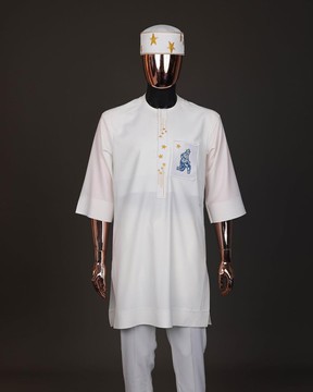 Un rabat avant blanc ivoire avec un caftan brodé d'étoiles tombantes
