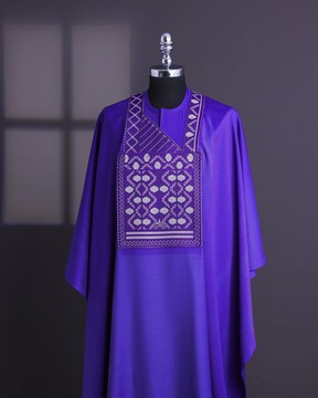 Un motif esthétique violet, fleuri et sombre avec des détails de broderie keke Elemu agbada