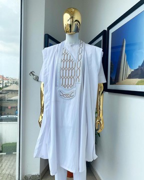 A Snow White dotted round and interwoven line embroidery agbada