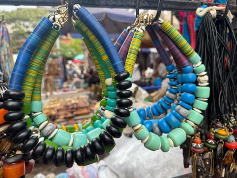Collier ras-de-cou fait main en perles | Collier africain imposant | Perles rondes colorées