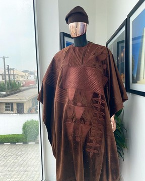 Un motif de broderie royale marron chocolat agbada, dashiki, chapeau assorti tricoté à la main et sokoto