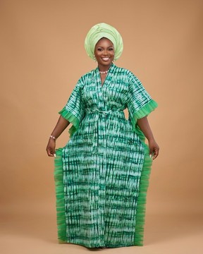Robe kaftan verte de mariée africaine avec teinture tie-dye, bordure volantée et auto gele