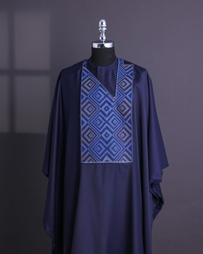 Un carré en perspective bleu marine avec des détails de broderie keke Elemu agbada