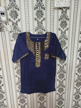 Chemise bleu roi fusion culturelle avec empiècement en tissu mudcloth – Haut africain traditionnel contemporain audacieux