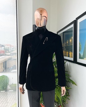 Un costume de smoking monochrome "troupeau" noir anthracite en velours imbibé de revers en pointe
