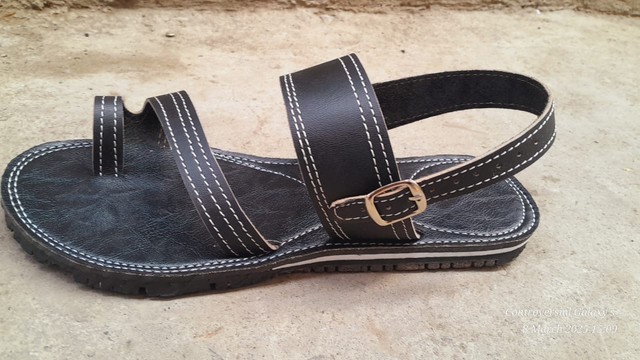 Handcrafted Black Leather Gladiator Sandals – Adjustable Buckle Strap Toe-Loop Slides