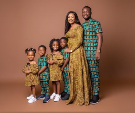 Harmonie élégante et traditionnelle, tenue familiale culturelle unique, famille de 6 personnes