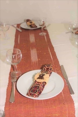 Chemin de table Faso marron-blanc