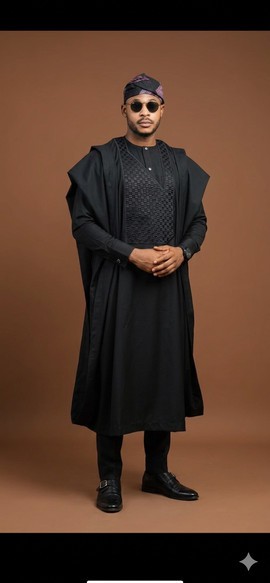 Ensemble Agbada noir monochrome élégant