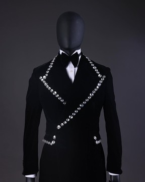 Un costume de smoking enveloppant à revers en pointe en velours noir anthracite « troupeau » rechargé