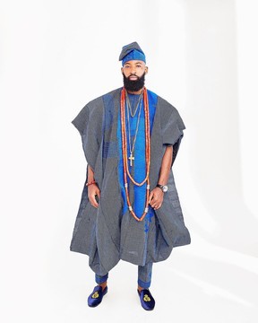 Broderie à la main bleu marine Royal Agbada Aso-Oke, perle de corail et chapeau