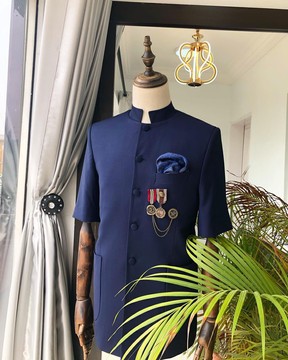Costume français bleu marine, un médaillon en soie assorti pour les hommes de style.