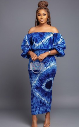 Robe chic bleue à épaules dénudées et à effet tie-dye
