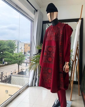 Agbada bordeaux avec mélange de jacquard noir, chapeau Yoruba.