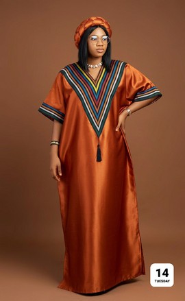 Kaftan Bubu en satin orange rouille avec encolure en V à rayures multicolores et détails de pompons