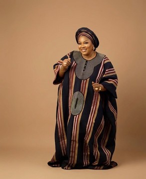 Robe boubou Aso-Oke à rayures multicolores avec encolure perlée et gele