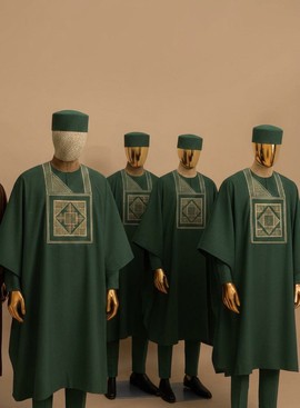 Ensemble Agbada vert africain majestueux pour hommes avec broderie détaillée sur la poitrine, idéal pour les garçons d’honneur