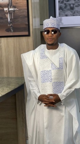 Agbada blanc royal pour homme | Tenue traditionnelle brodée 3 pièces pour les mariages et l’Aïd