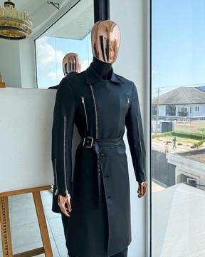 Une veste en cuir "Bikers" noir anthracite, un trench superposé à double boutonnage, une ceinture et un pantalon en cuir.