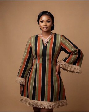 Robe mini trapèze rayée avec détails à franges