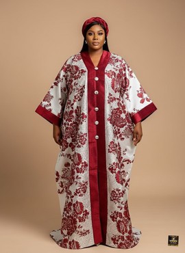 Robe longue en brocart rouge cramoisi à motif de roses