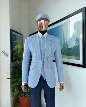 Un "peaky blinders" à carreaux bleu ciel et blanc, tissu seer sucker, tricoté, costume à revers en pointe.