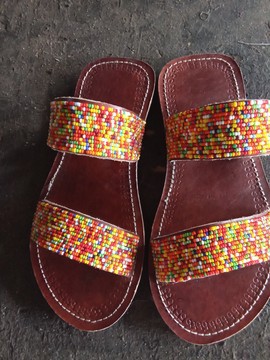 Sandales multicolores à deux brides pour femmes africaines.