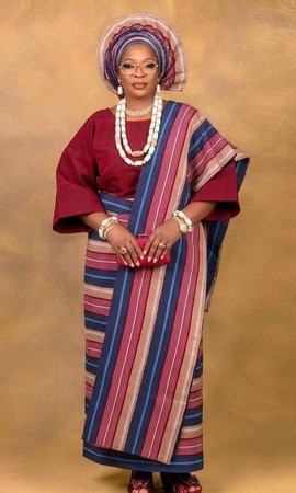 Ensemble Buba et Iro en Aso Oke pour femme avec Ipele – Rayures bordeaux et bleu marine