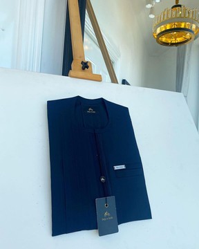 Un caftan de sénateur traditionnel bleu nuit à rayures crayon.