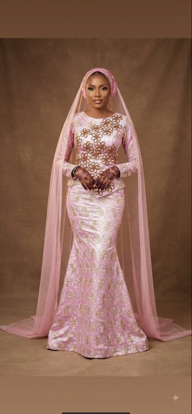 Tenue de mariée en brocart floral rose