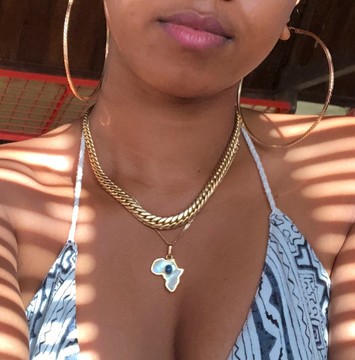 18k Africa pendant with mother of pearl and sapphire