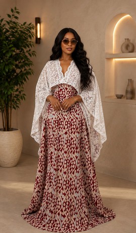 Robe longue à imprimé Ankara bordeaux avec manches cape en dentelle blanche transparente