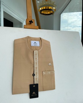Un rabat avant brodé et une poche plaquée marron beige caftan traditionnel africain indigène.