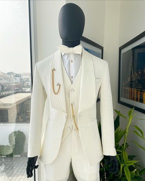 Un costume jacquard à motif carré plongeant blanc ivoire, revers châle