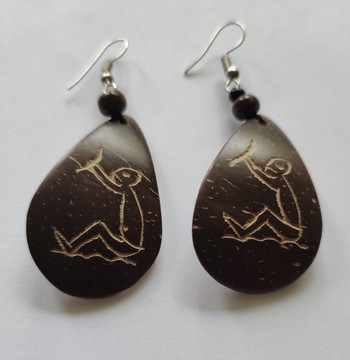 Boucles d'oreille en coque de noix coco avec dessin