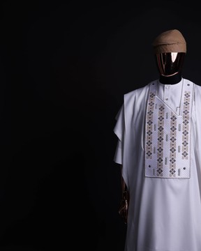 Une broderie entrelacée blanche et brisée avec des détails de pierres Swarovski agbada