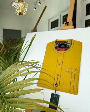 Un caftan sur mesure pour hommes jaune moutarde.