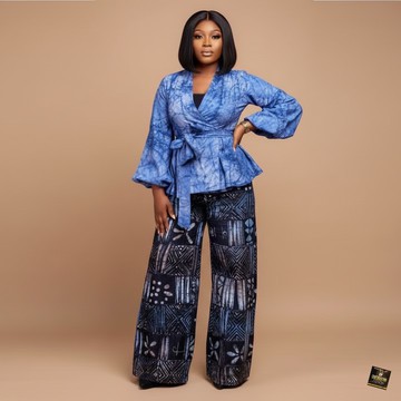 Ensemble deux pièces indigo avec haut péplum et pantalon à jambes larges