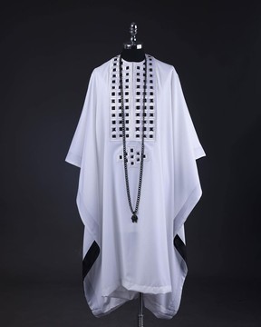 Un motif de broderie carré blanc connecté Agbada