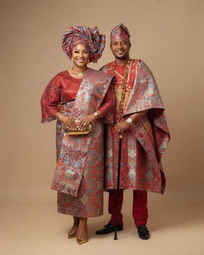 Ensemble traditionnel pour couple en brocart rouge et bleu royal (agbada et ensemble wrapper-and-buba)