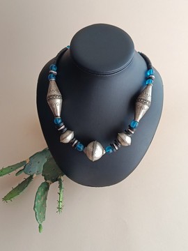 "Krobo". Hand-painted glass paste necklace.