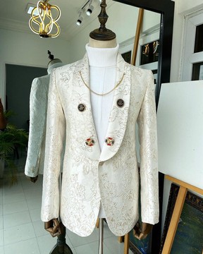 Un costume à revers châle à motif or ivoire «Du même côté».