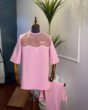 Ensemble pour homme composé d’un haut à empiècements ondulés rose et marron et d’un pantalon – Tenue traditionnelle deux pièces