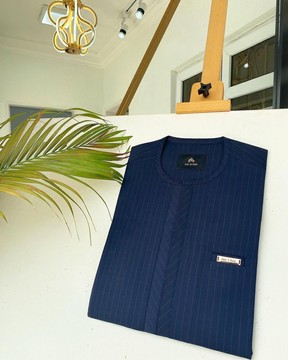Un caftan sur mesure pour homme à rayures bleu marine et rouge