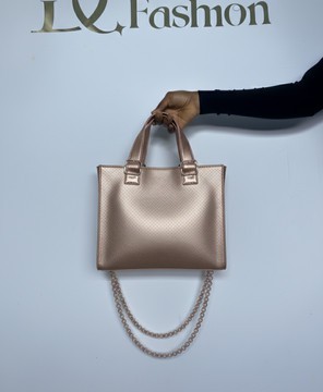 Élégant sac cabas doré avec bandoulière à chaîne